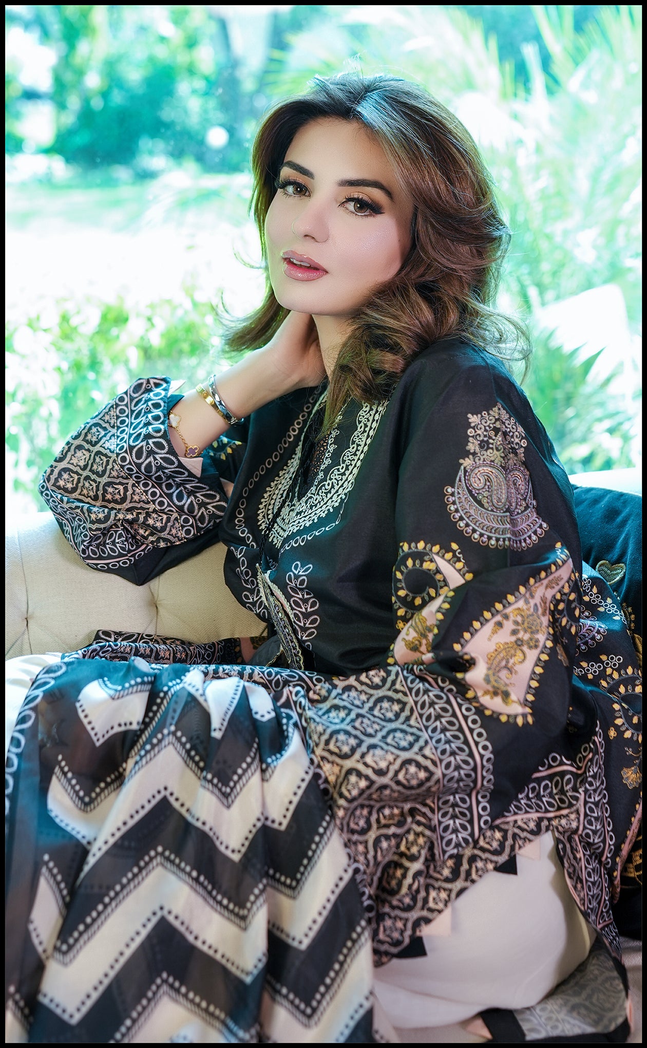 Noir Paisley