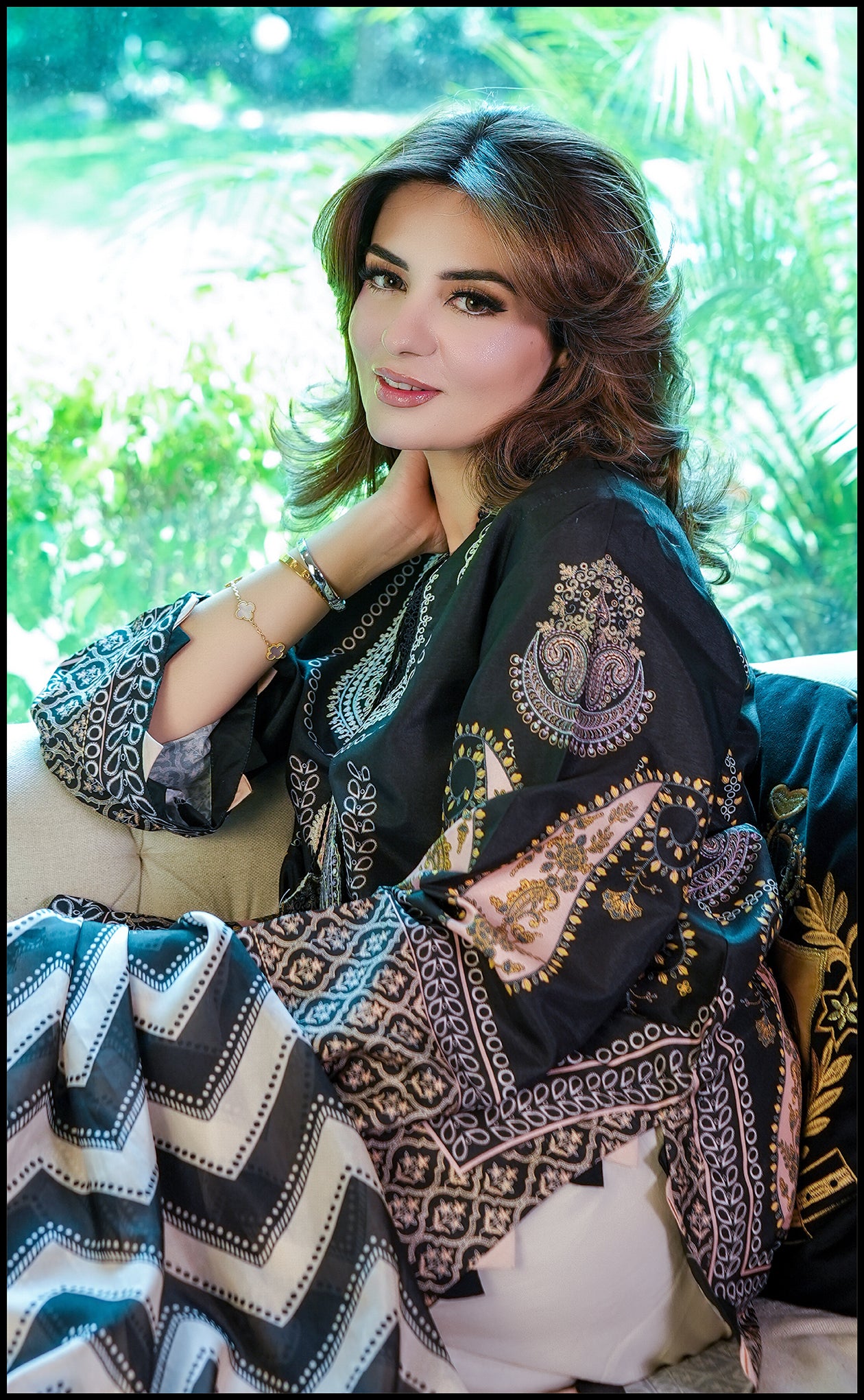 Noir Paisley